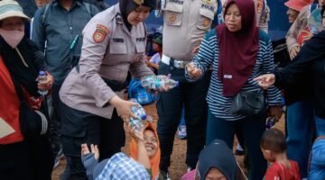 Polda Metro Jaya Bagikan Air Minum dan Makanan Ringan kepada Peserta Penyampaian Aspirasi