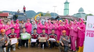 HKGB ke-74, Bhayangkari Sumbar Hadir Berikan Bantuan bagi Warga Terdampak Banjir Bandang