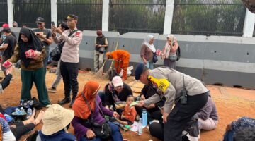 Brimob dan Polwan Polda Metro Bagikan Roti untuk Massa Hari Tani
