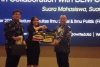 POTRET - Penanggung jawab Owrite Goes to Campus, Sayid Iskandarsyah (kanan) mengajak mahasiswa untuk kritis dan berkarya lewat Jurnalistik. (Foto: Dok.Owrire.id/Ist).