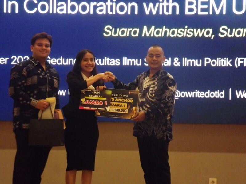POTRET - Penanggung jawab Owrite Goes to Campus, Sayid Iskandarsyah (kanan) mengajak mahasiswa untuk kritis dan berkarya lewat Jurnalistik. (Foto: Dok.Owrire.id/Ist).
