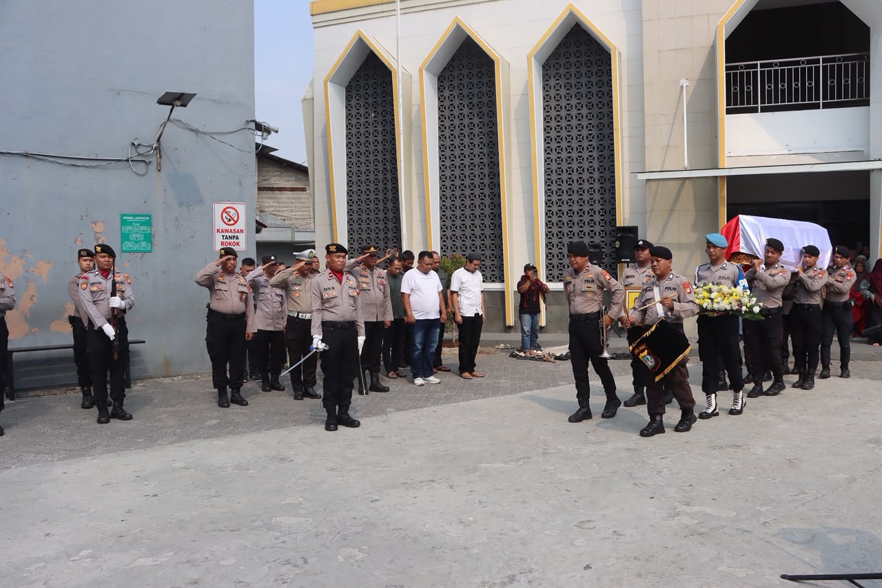 Brigadir Wahyu Hadi Saputro Dimakamkan Secara Kedinasan, Polres Pelabuhan Tanjung Priok Berikan Penghormatan Terakhir