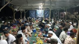 Warga Kampung Cikaret RT.06 RW.2 Desa Purasar  i Melaksanakan Dzikir Maulid Nabi Muhammad (Foto : Adi Wijaya)
