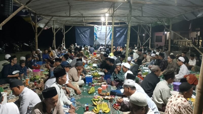 Warga Kampung Cikaret RT.06 RW.2 Desa Purasar  i Melaksanakan Dzikir Maulid Nabi Muhammad (Foto : Adi Wijaya)