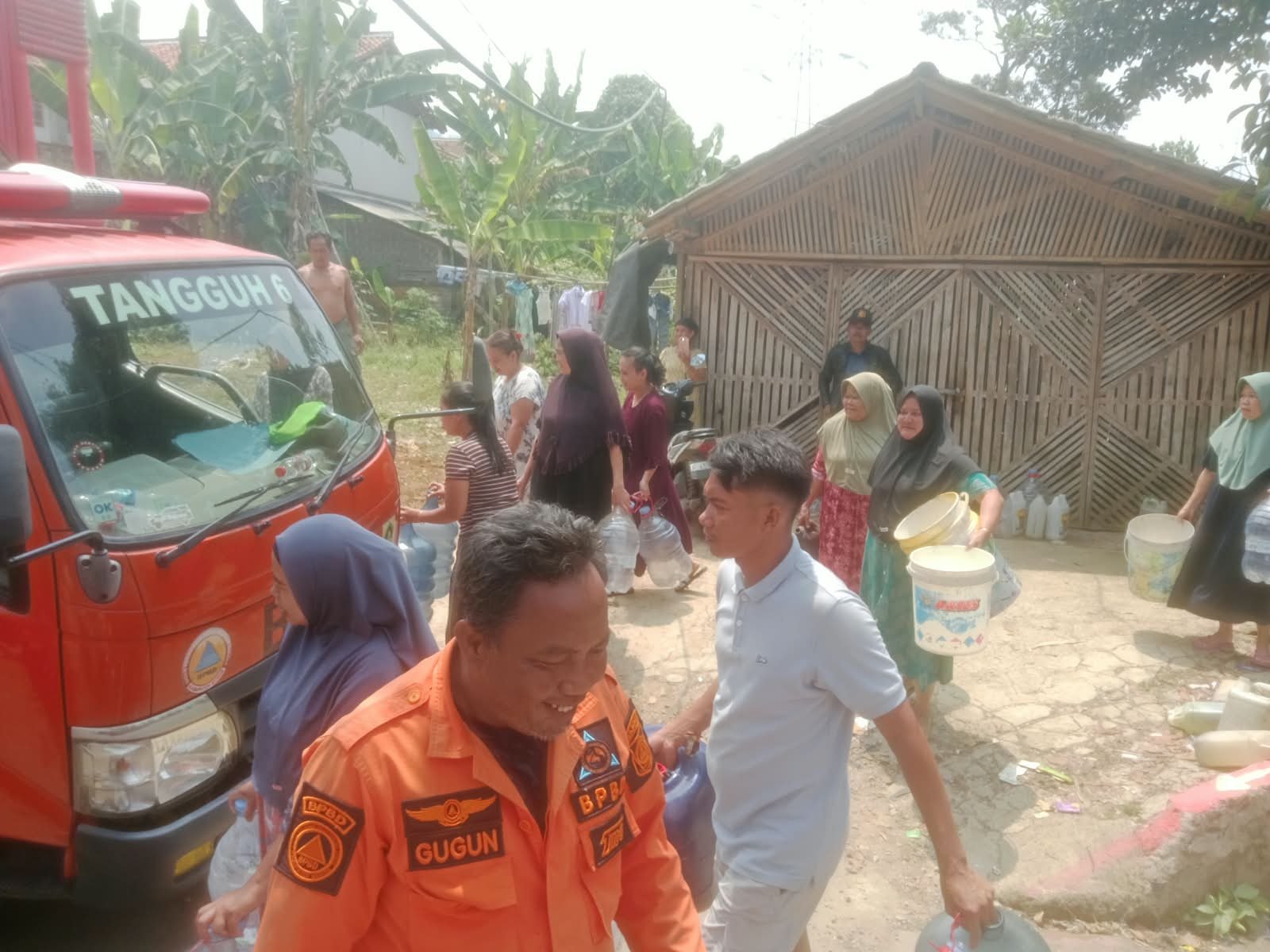 Tiga Bulan Kekeringan, Pemdes Pabangbon Distribusikan Ribuan Liter Air Bersih Gratis