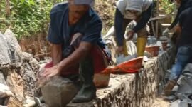 Proses Pembangunan TPT Di Wilayah Desa Puraseda Leuwiliang: (Foto : Adi.W)