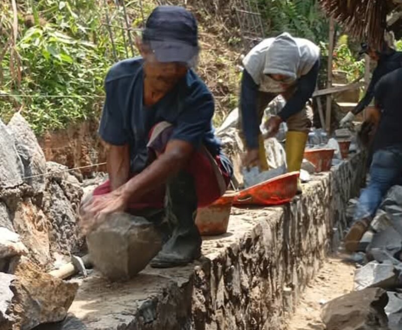 Proses Pembangunan TPT Di Wilayah Desa Puraseda Leuwiliang: (Foto : Adi.W)
