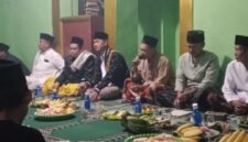 Warga kampung cadas gantung RT.05 Purasari melaksanakan maulid nabi Muhammad Saw pada hari Sabtu (19/09/2026) malam. (Foto : Adi Wijaya)