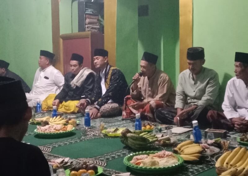 Warga kampung cadas gantung RT.05 Purasari melaksanakan maulid nabi Muhammad Saw pada hari Sabtu (19/09/2026) malam. (Foto : Adi Wijaya)