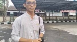 Foto: Usep Rinaldi, Ketua Umum Lembaga Bantuan Hukum Pendekar Kawah Galunggung Indonesia (LBH PKGI) saat memberikan pernyataannya kepada wartawan, Jumat (4/9/2026). (Ade RH - Suararealitas). 