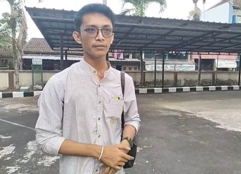Foto: Usep Rinaldi, Ketua Umum Lembaga Bantuan Hukum Pendekar Kawah Galunggung Indonesia (LBH PKGI) saat memberikan pernyataannya kepada wartawan, Jumat (4/9/2026). (Ade RH - Suararealitas). 
