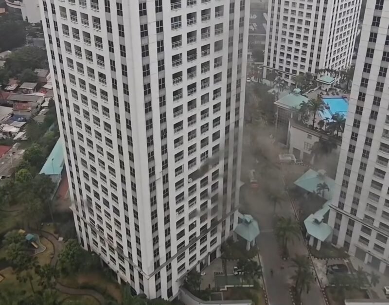 POTRET - kebakaran melanda lantai 5 Apartemen Pavilion. (Foto: Tangkapan Layar/Ist).
