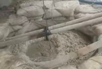 Foto: Penampakan salah satu lubang ynag diduga digunakan sebagai tempat menambang emas oleh pria berinisial S di Desa Munjul, Kabupaten Tasikmalaya, Jawa Barat. (Ade RH - Suararealitas.co). 