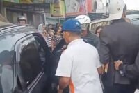 POTRET - pengemudi Honda Jazz sedang dievakuasi warga sekitar pasca menabrak pohon di kawasan Padayungan Tasikmalaya. (Foto: Suara Realitas/Ade Rahmat Hidayat).