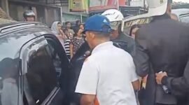 POTRET - pengemudi Honda Jazz sedang dievakuasi warga sekitar pasca menabrak pohon di kawasan Padayungan Tasikmalaya. (Foto: Suara Realitas/Ade Rahmat Hidayat).