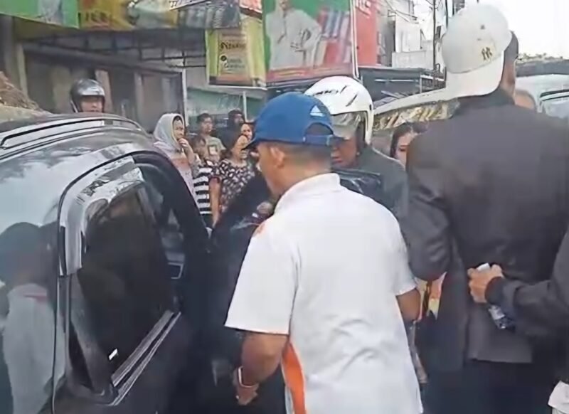 POTRET - pengemudi Honda Jazz sedang dievakuasi warga sekitar pasca menabrak pohon di kawasan Padayungan Tasikmalaya. (Foto: Suara Realitas/Ade Rahmat Hidayat).