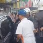 POTRET - pengemudi Honda Jazz sedang dievakuasi warga sekitar pasca menabrak pohon di kawasan Padayungan Tasikmalaya. (Foto: Suara Realitas/Ade Rahmat Hidayat).