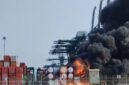 POTRET - asap pekat membumbung tinggi ke langit usai Kontainer ISO Tank berisi bahan kimia berbahaya terbakar di Gate D NPCT1. (Foto: Istimewa).