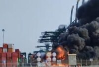 POTRET - asap pekat membumbung tinggi ke langit usai Kontainer ISO Tank berisi bahan kimia berbahaya terbakar di Gate D NPCT1. (Foto: Istimewa).