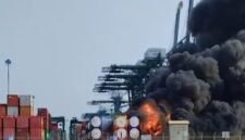 POTRET - asap pekat membumbung tinggi ke langit usai Kontainer ISO Tank berisi bahan kimia berbahaya terbakar di Gate D NPCT1. (Foto: Istimewa).
