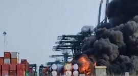 POTRET - asap pekat membumbung tinggi ke langit usai Kontainer ISO Tank berisi bahan kimia berbahaya terbakar di Gate D NPCT1. (Foto: Istimewa).