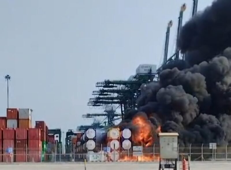 POTRET - asap pekat membumbung tinggi ke langit usai Kontainer ISO Tank berisi bahan kimia berbahaya terbakar di Gate D NPCT1. (Foto: Istimewa).