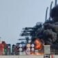 POTRET - asap pekat membumbung tinggi ke langit usai Kontainer ISO Tank berisi bahan kimia berbahaya terbakar di Gate D NPCT1. (Foto: Istimewa).
