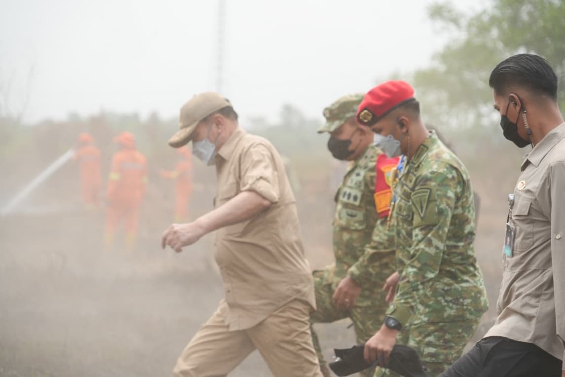 Tinjau Lokasi Karhutla di Sumatera Selatan, Menko Polkam: Hadapi Karhutla seperti di Medan Tempur, Fokuskan Kekuatan secara Tepat dan Terukur