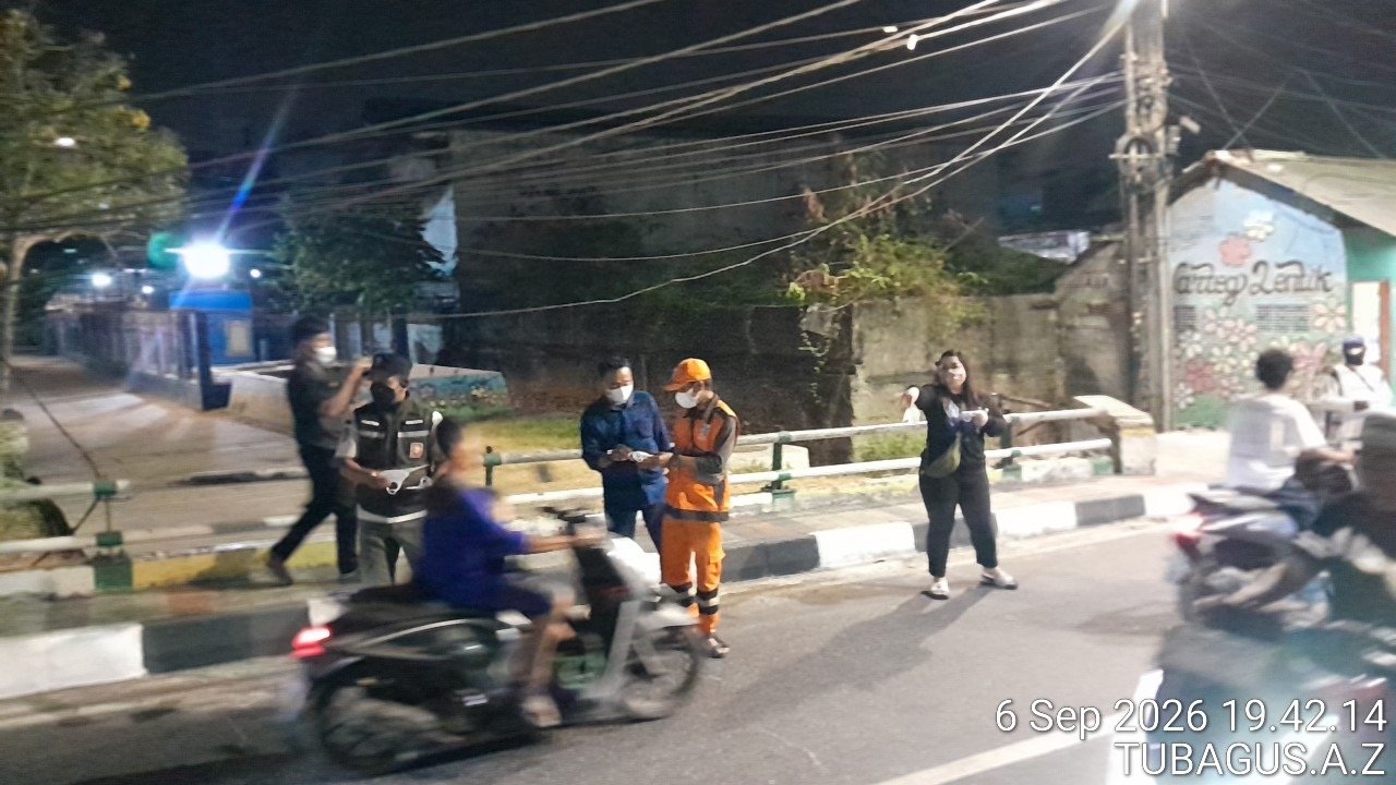 Satpol PP Kelurahan Koja Bagikan 250 Masker Antisipasi Dampak Abu Vulkanik