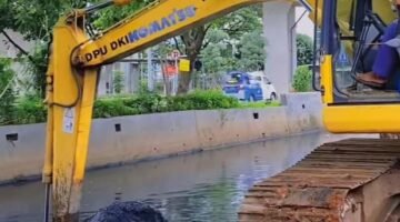 Sudin SDA Jakarta Utara Kerahkan Pengerukan Saluran untuk Antisipasi Genangan
