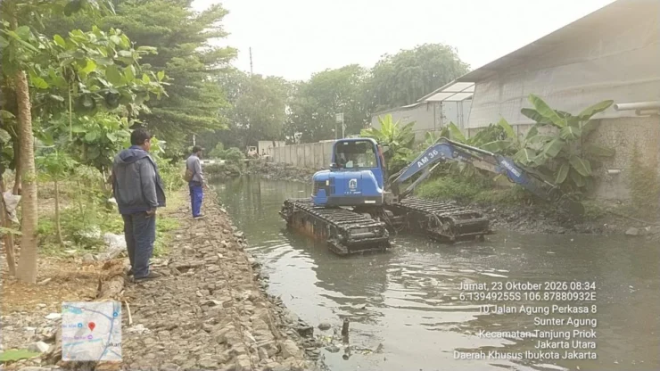 Sudin SDA Lakukan Pengerukan Saluran Agung Perkasa 8 Sunter Agung, Target Tangani 2.490 Meter Kubik Sedimen Lumpur