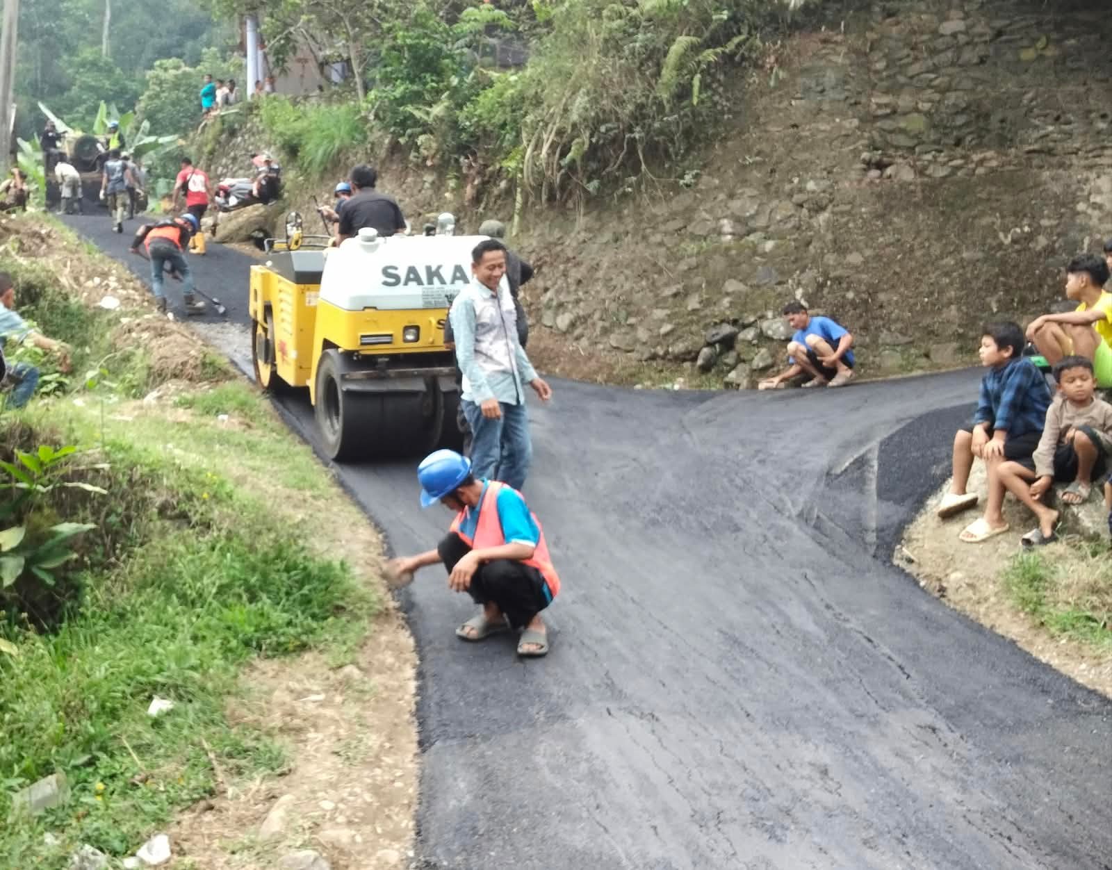 Melalui Dana Bankeu, Pemdes Pabangbon Leuwiliang Hotmix Jalan Desa