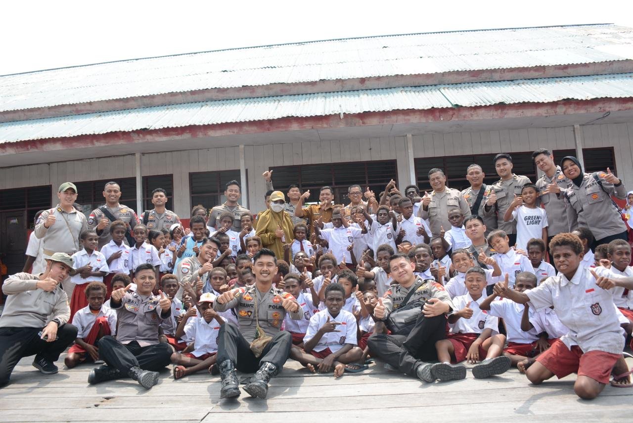 Satgas Damai Cartenz Bagikan Tas dan Alat Tulis untuk Masa Depan Papua