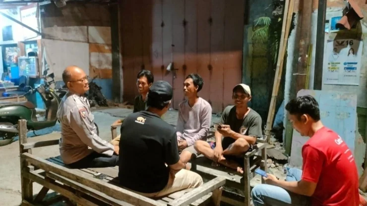 Bhabinkamtibmas Sambangi Masyarakat Pelabuhan Kalibaru, Imbau Waspada Kamtibmas dan Bahaya Kebakaran