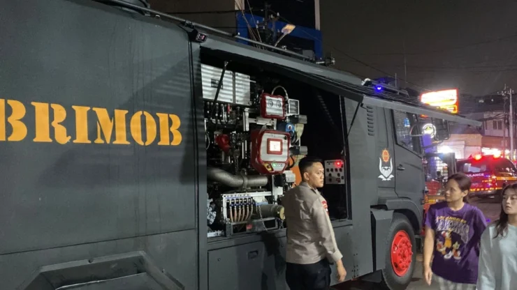 Brimob Metro Jaya Bantu Padamkan Kebakaran di Kramat Pulo Senen
