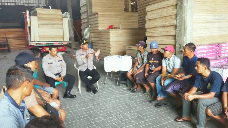 Jaga Jakarta On The Spot, Polsek Kawasan Kalibaru Ajak Pekerja Pelabuhan Bersama Jaga Kamtibmas