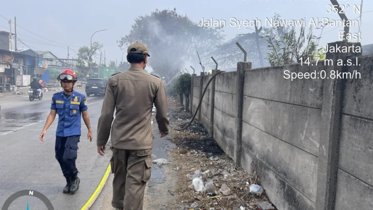 Respons Cepat Petugas Gabungan, Kebakaran Sampah di Pinggir Tol Cacing Berhasil Diatasi
