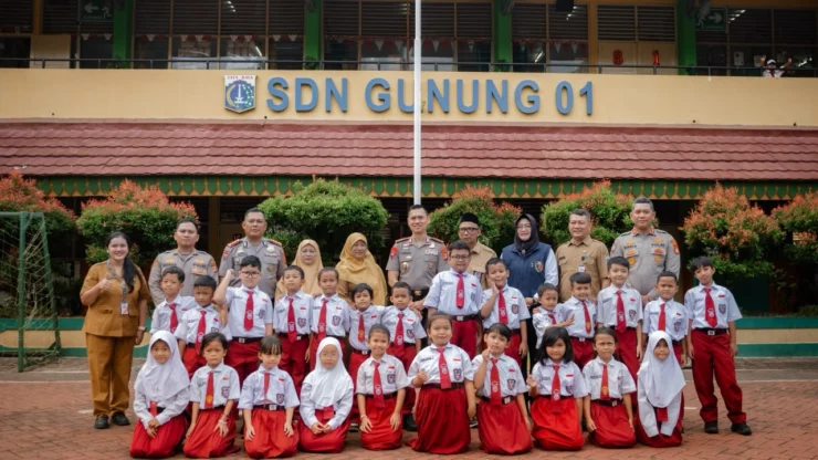 Sambangi SDN Gunung 01, Kapolda Metro Jaya Ajak Siswa Biasakan Tertib dan Saling Peduli