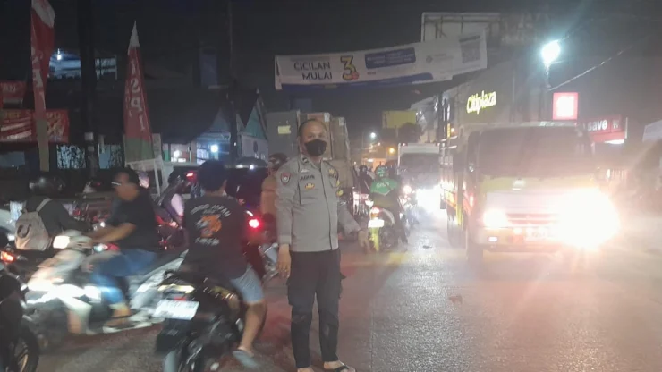 Salut! Aipda Agus Bhabinkamtibmas Kutabaru Turun Langsung Atur Lalin, Urai Kemacetan Sore