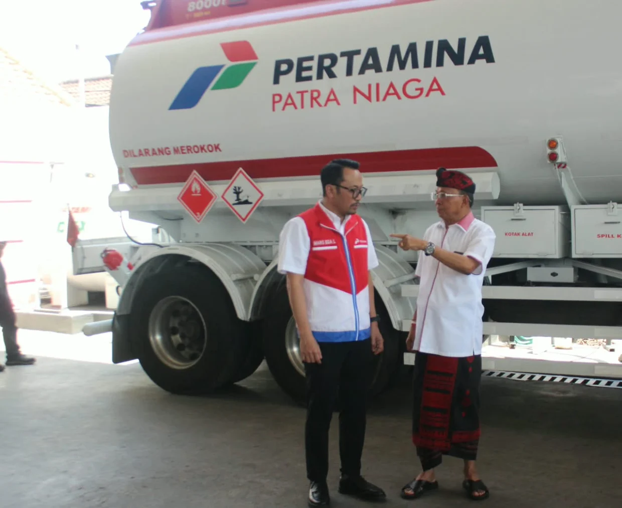 Gubernur Bali Wayan Koster meninjau Depo Pertamina Pesanggaran, Denpasar Selatan, untuk memastikan percepatan distribusi BBM dan mengurai antrean di SPBU Bali.