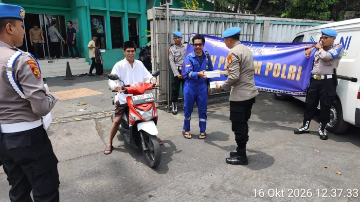 Jumat Berkah, Sipropam Polres Pelabuhan Tanjung Priok Bagikan 100 Kotak Makanan kepada Masyarakat