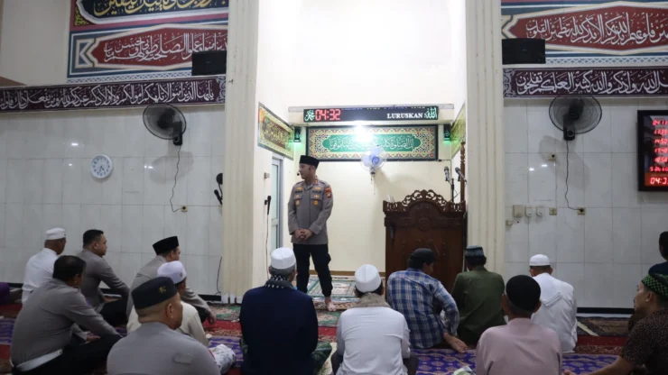Kapolres Pelabuhan Tanjung Priok Pimpin Salat Subuh Berjamaah di Muara Angke, Ajak Masyarakat Jaga Kerukunan dan Kamtibmas