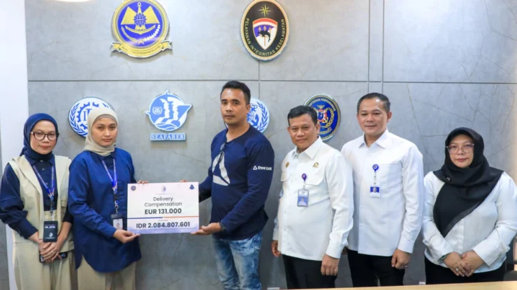 Kemenhub Serahkan Asuransi Rp2,46 Miliar kepada Ahli Waris Dua Pelaut yang Meninggal