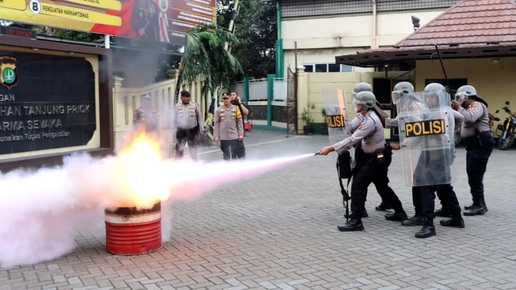 Polres Pelabuhan Tanjung Priok Gelar Simulasi Pemadaman Api, Tingkatkan Kesiapsiagaan Personel Hadapi Aksi Unjuk Rasa