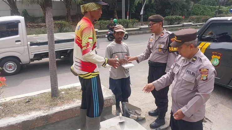 Jumat Peduli, Polsek Kawasan Muara Baru Bagikan 30 Paket Nasi Siap Saji dan Air Mineral kepada Masyarakat Pelabuhan