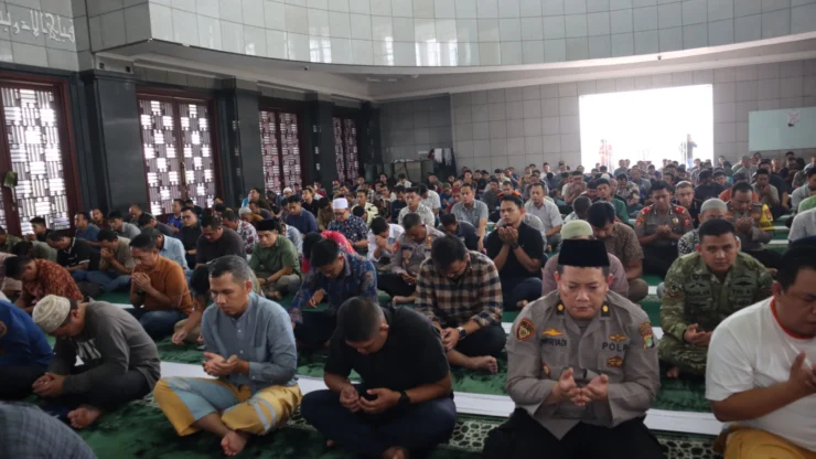 Kapolres Pelabuhan Tanjung Priok Pimpin Salat Jumat dan Sampaikan Khutbah tentang Ikhtiar di Masjid Jami’ Khodamuttaqwa