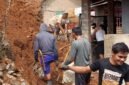 Warga Kampung Babakan Asem Desa Purasari Gotong Royong Bersihan Matrial Longsor pada Hari Sabtu 3 Oktober 2026 (Foto : Adi Wijaya)