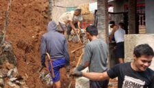 Warga Kampung Babakan Asem Desa Purasari Gotong Royong Bersihan Matrial Longsor pada Hari Sabtu 3 Oktober 2026 (Foto : Adi Wijaya)