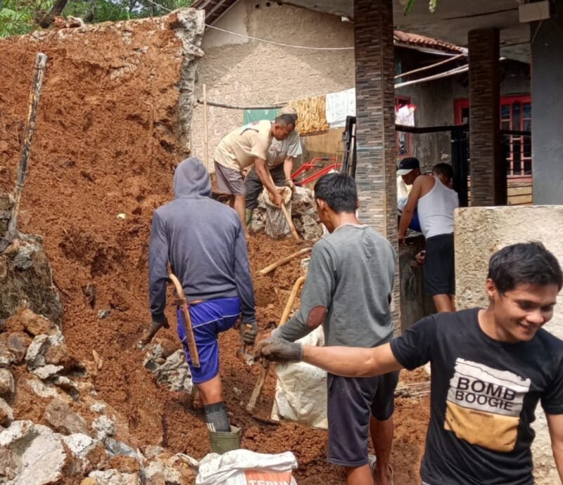 Warga Kampung Babakan Asem Desa Purasari Gotong Royong Bersihan Matrial Longsor pada Hari Sabtu 3 Oktober 2026 (Foto : Adi Wijaya)
