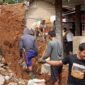 Warga Kampung Babakan Asem Desa Purasari Gotong Royong Bersihan Matrial Longsor pada Hari Sabtu 3 Oktober 2026 (Foto : Adi Wijaya)